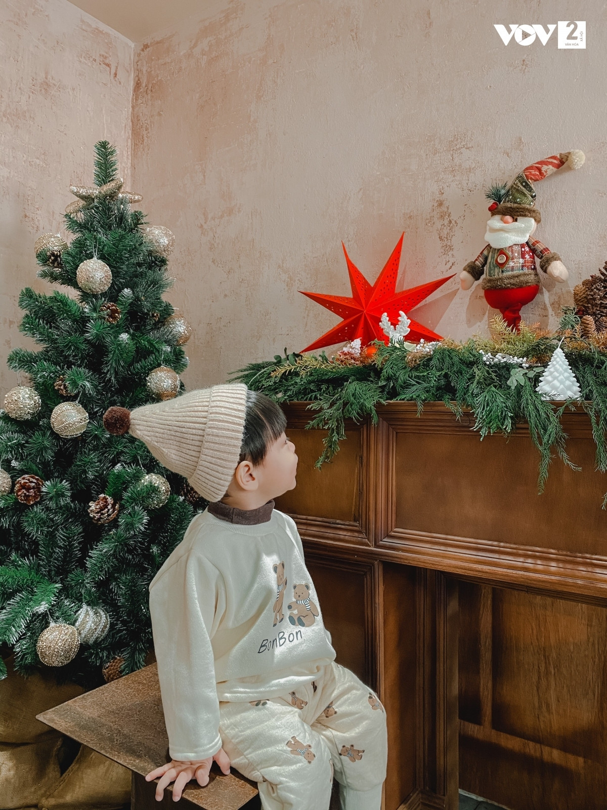 Giáng sinh năm nay là lần đầu tiên Bim biết thế nào là không khí Noel. Em bé 21 tháng tuổi rất thích thú trước những quán cafe, những studio ảnh ngập tràn các vật dụng trang trí như cây thông.
