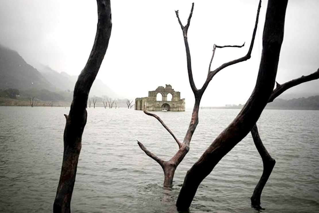 Kỳ lạ nhà thờ 400 năm bất ngờ lộ thiên từ dưới hồ nước sau trận hạn hán - 1