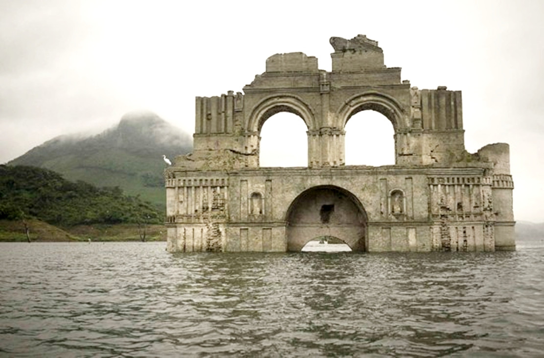 Kỳ lạ nhà thờ 400 năm bất ngờ lộ thiên từ dưới hồ nước sau trận hạn hán - 3