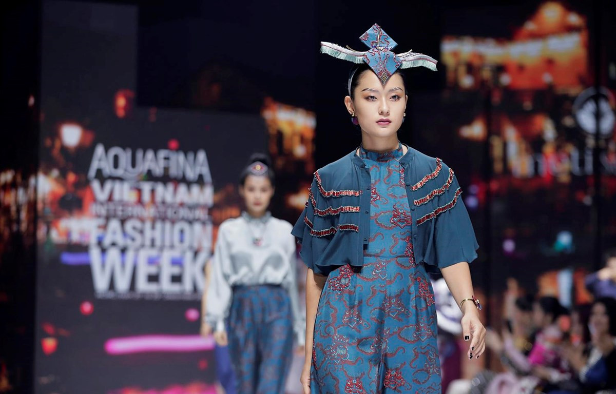 Đảm nhận vai trò mở màn bộ sưu tập “Twinkling Night” (thương hiệu Metiseko), “nàng thơ” của Sơn Tùng MTP - người mẫu Hồ Thu Anh đã có những bước đi thần thái thu hút mọi ánh nhìn. (Ảnh: CTV/Vietnam+)