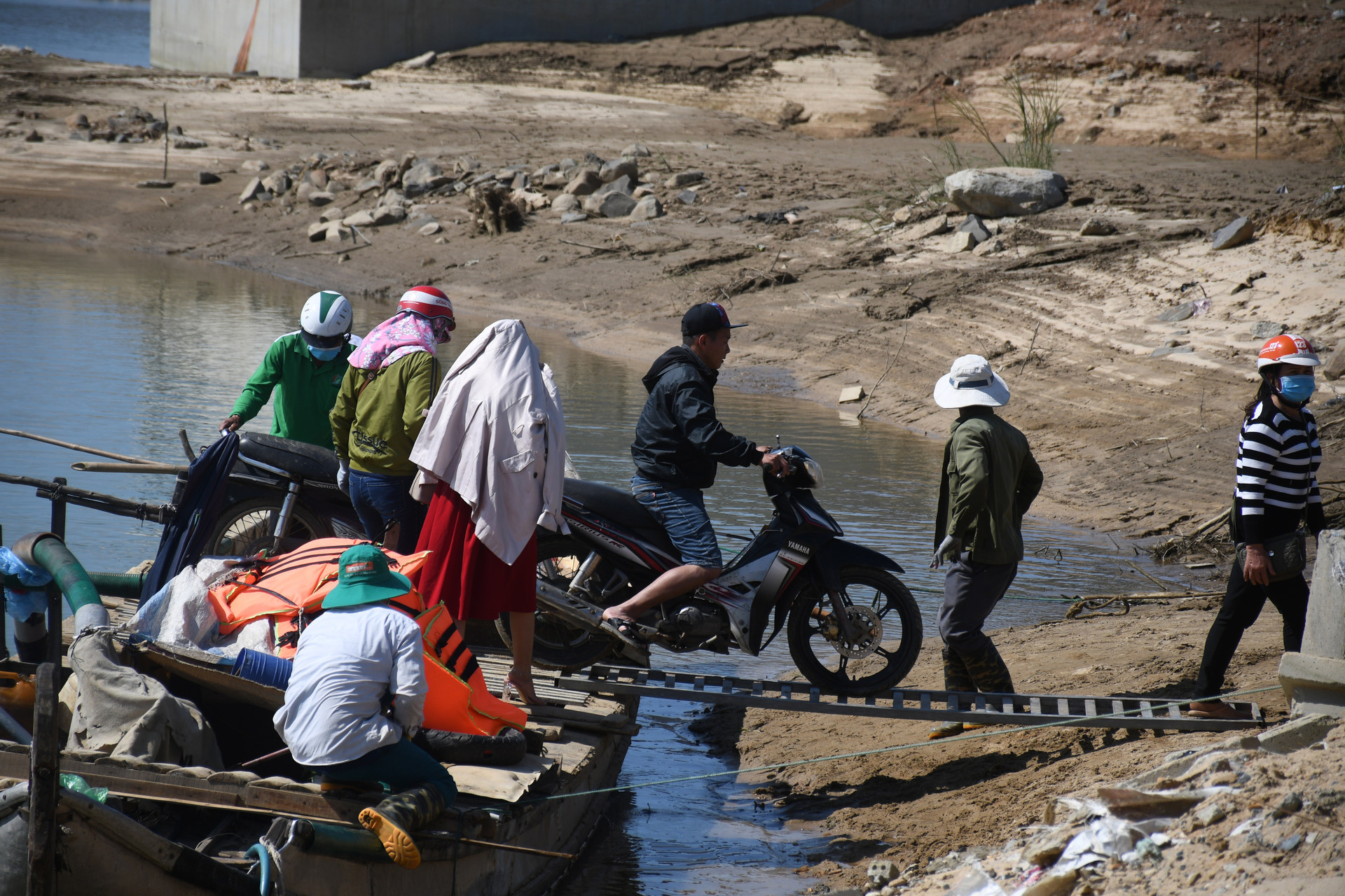 Lũ rút gần một tháng, hàng trăm hộ dân vẫn bị cô lập giữa sông Trà Khúc - 3
