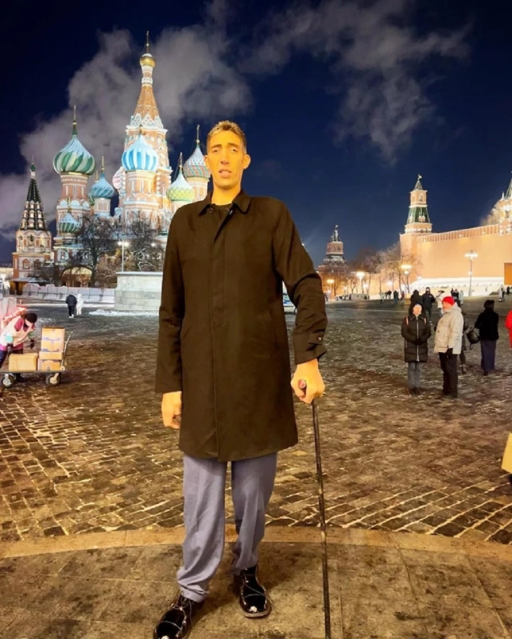 Người đàn ông cao nhất thế giới đến Nga tìm vợ theo lời đồn hấp dẫn về gái Nga - 2