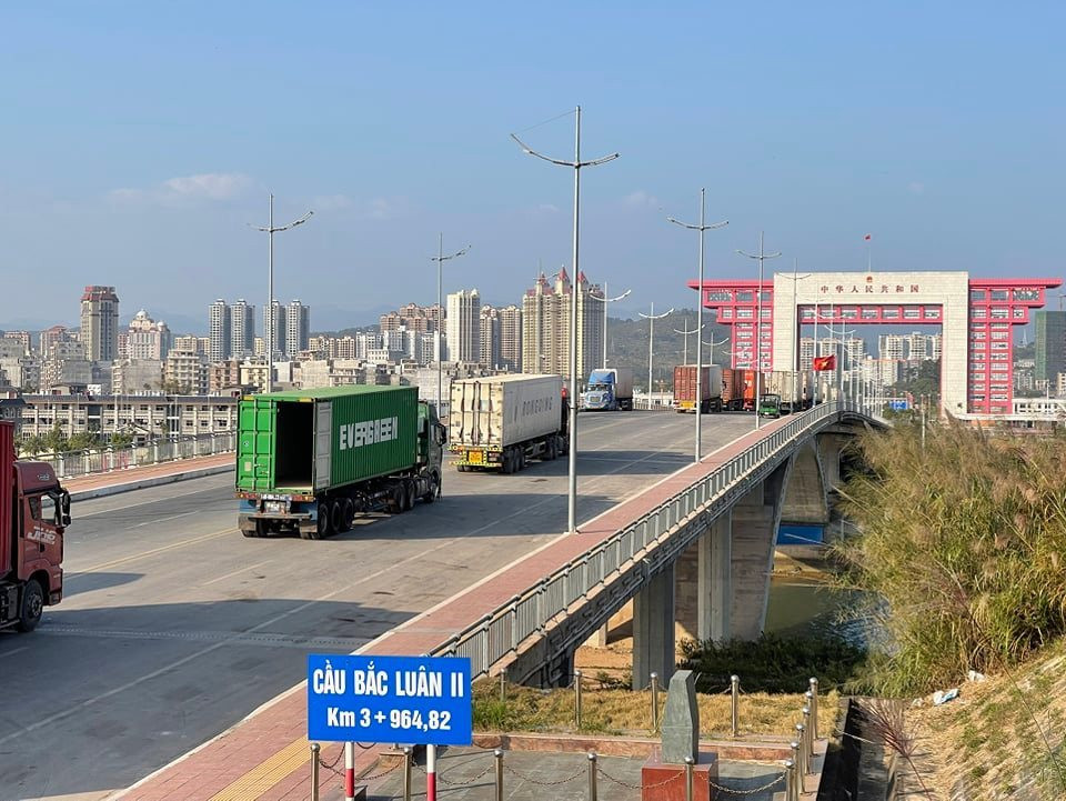 Vạ vật chờ hàng qua Trung Quốc: Tiếp sức lái xe phải nằm đường, ngủ bãi