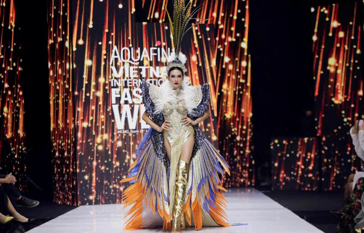Vedette Võ Hoàng Yến lộng lẫy với bộ trang phục lấy cảm hứng từ phượng hoàng. (Ảnh: CTV/Vietnam+)