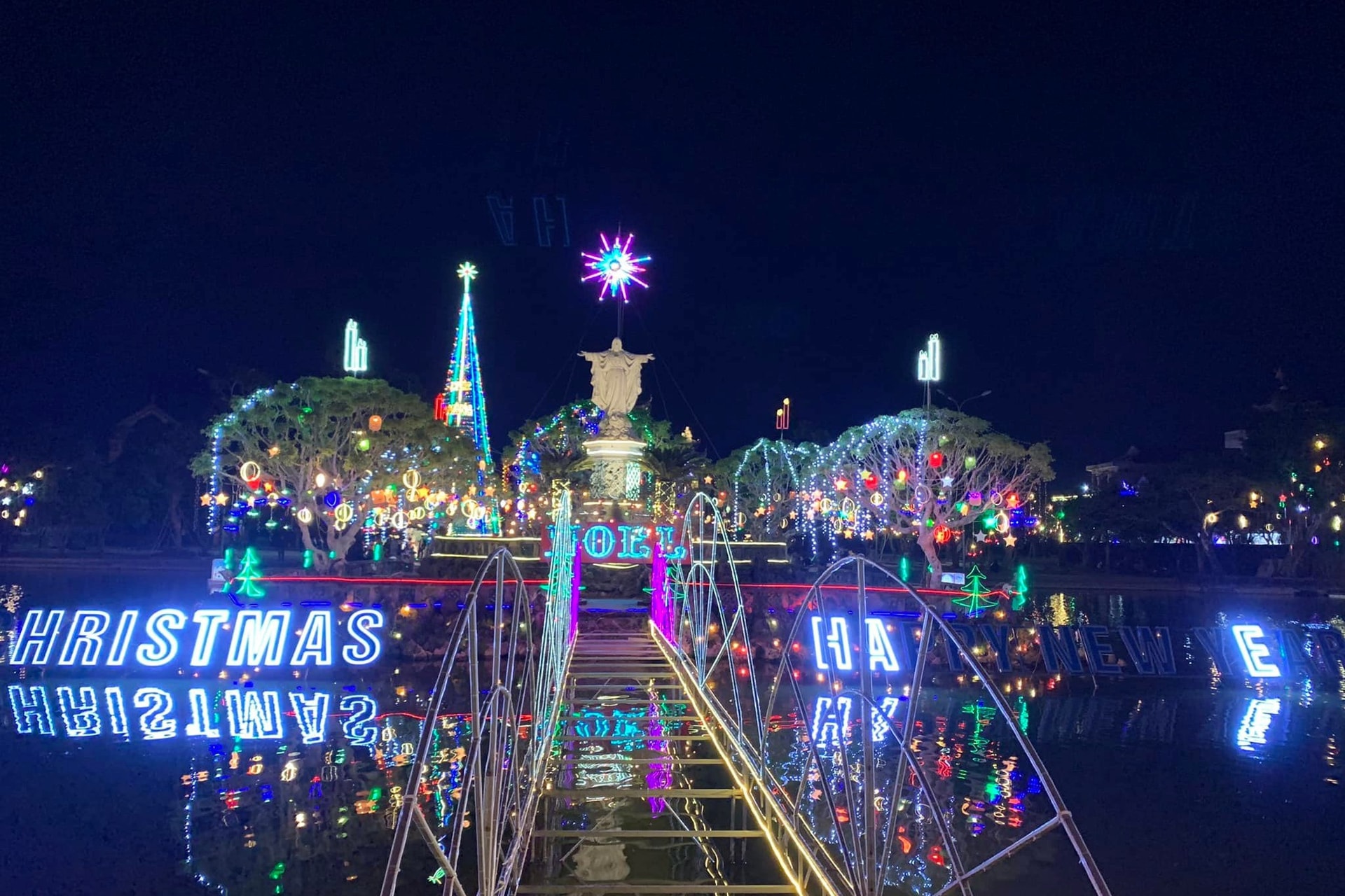 Các nhà thờ ở kinh đô Công giáo không tổ chức lễ Noel ngoài trời - 3 Các nhà thờ ở kinh đô Công giáo không tổ chức lễ Noel ngoài trời - 3