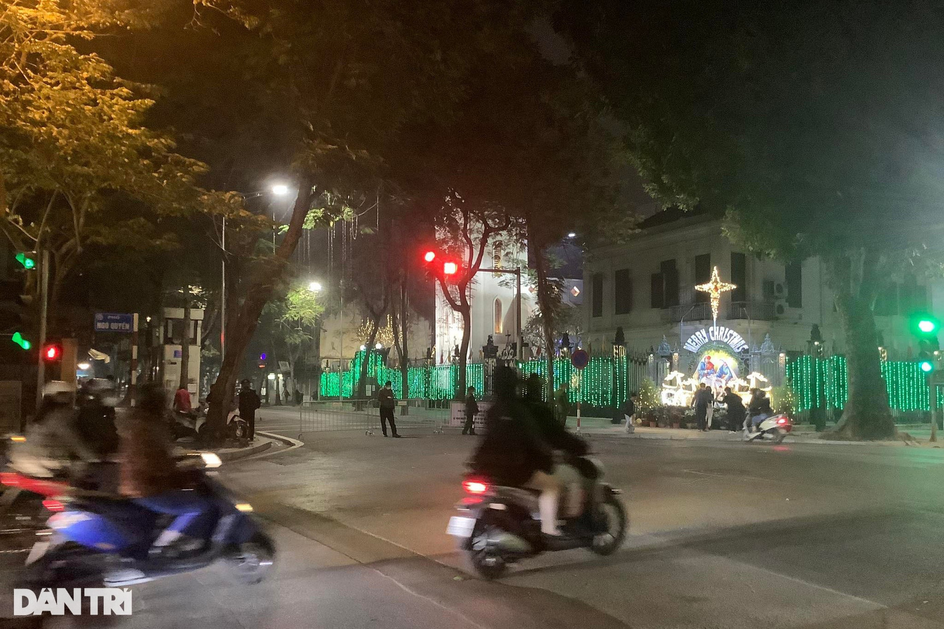 Hàng Mã và Nhà thờ Lớn cấm ra vào, đường phố Hà Nội vắng vẻ đêm Giáng sinh - 12