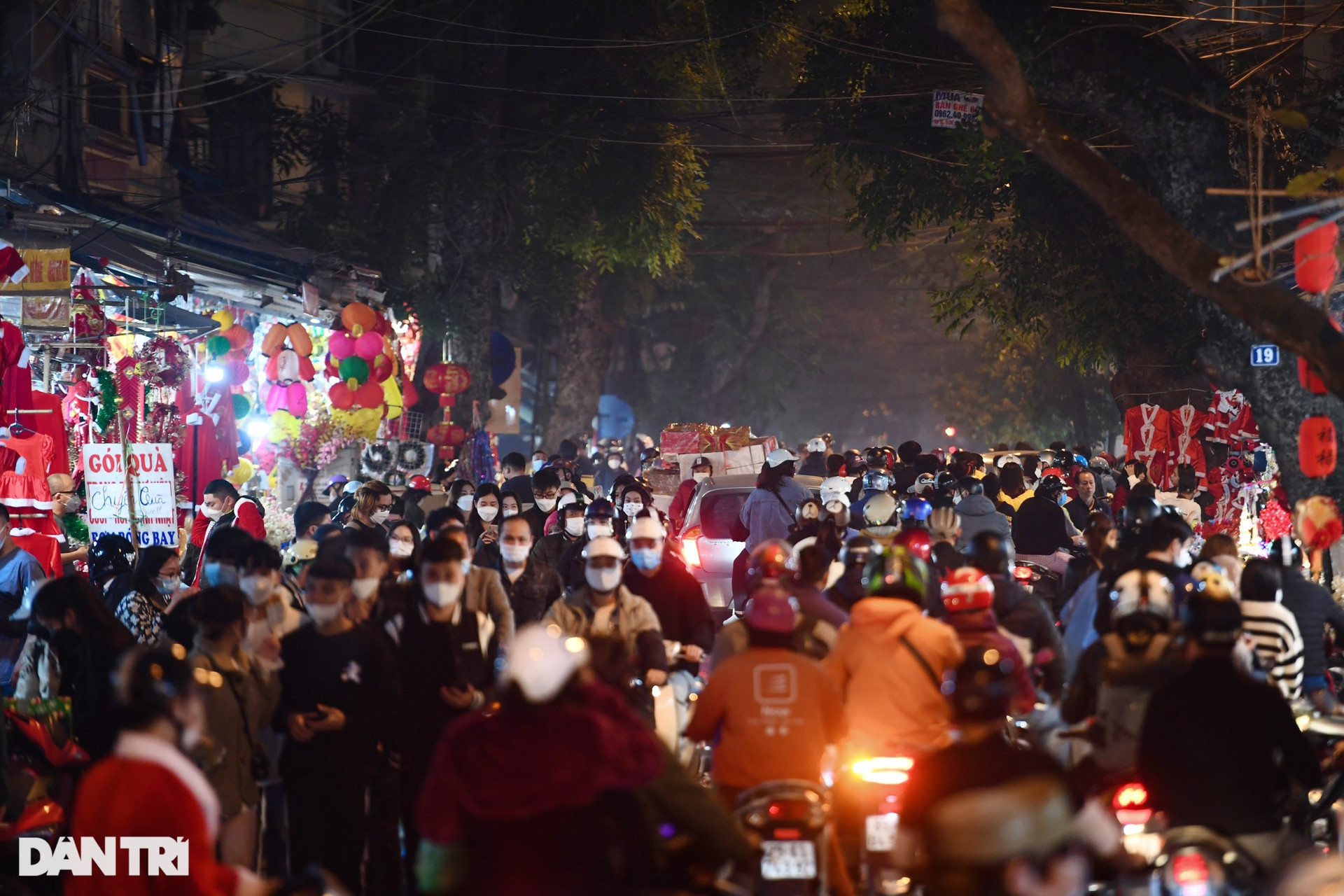 Hàng Mã và Nhà thờ Lớn cấm ra vào, đường phố Hà Nội vắng vẻ đêm Giáng sinh - 5