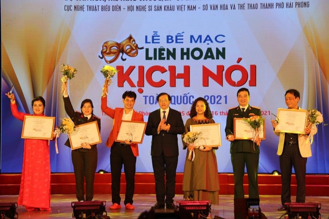 Vinh danh các nghệ sĩ tiêu biểu năm 2021 - 1 Vinh danh các nghệ sĩ tiêu biểu năm 2021 - 1