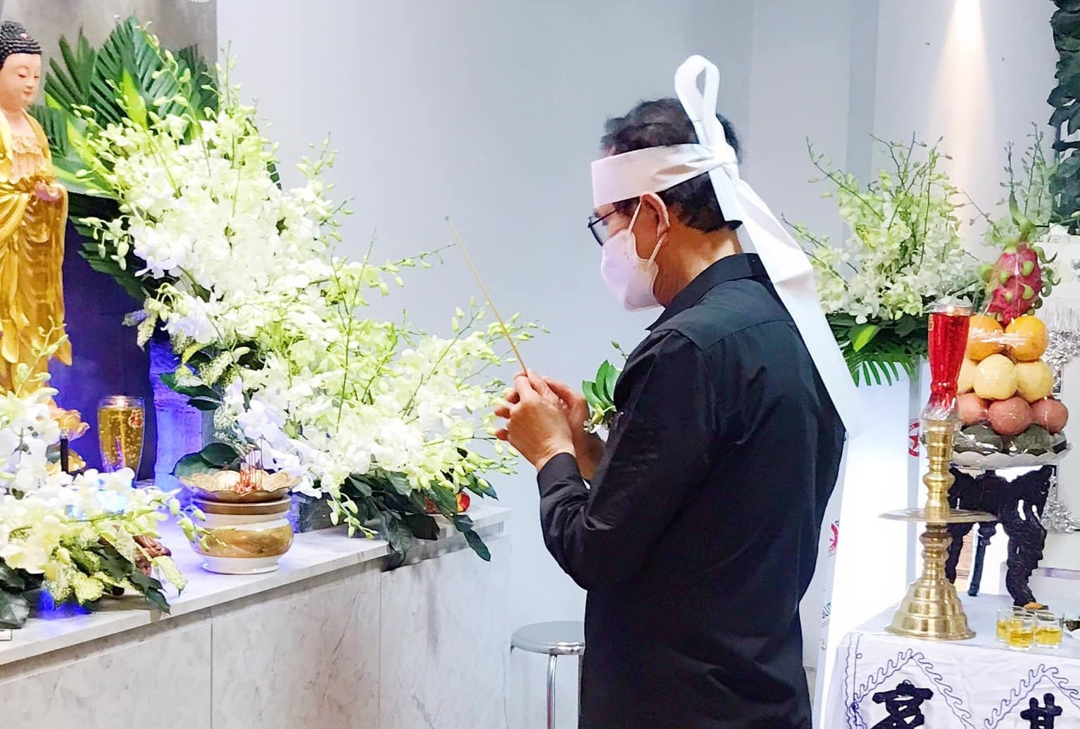 Chồng nghệ sĩ Thanh Kim Huệ thẫn thờ trong lễ tang vợ - 2