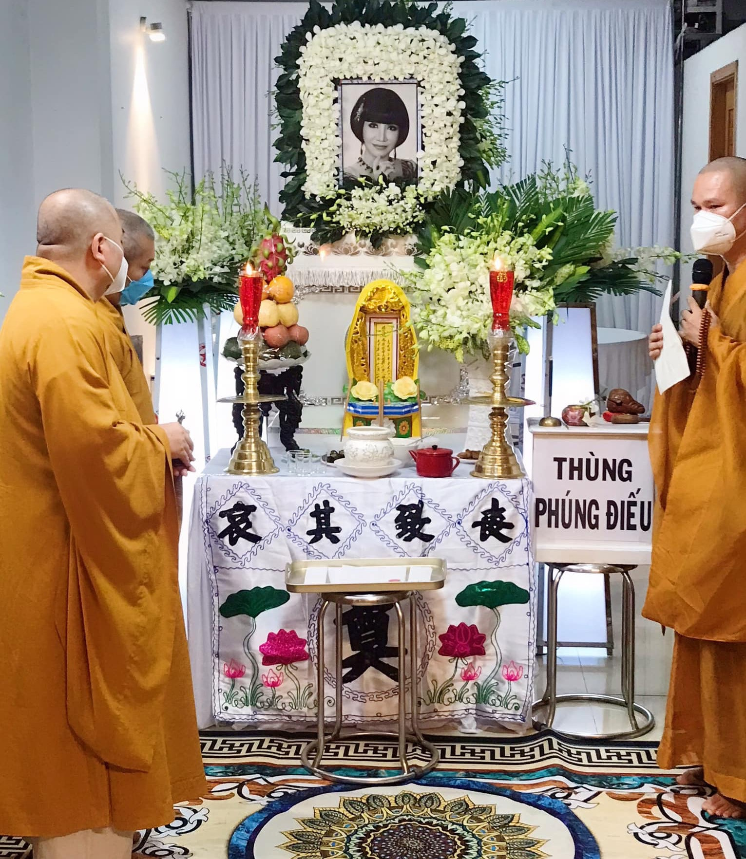 Chồng nghệ sĩ Thanh Kim Huệ thẫn thờ trong lễ tang vợ - 4