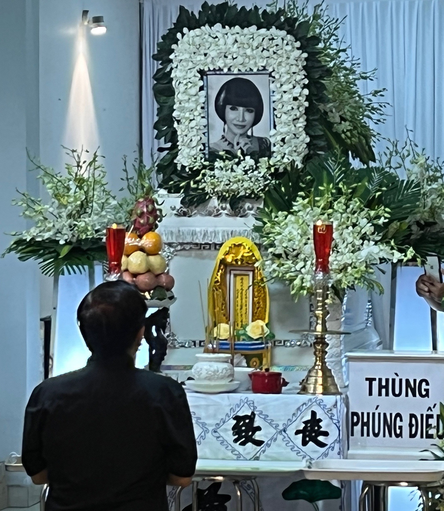 Chồng nghệ sĩ Thanh Kim Huệ thẫn thờ trong lễ tang vợ - 6