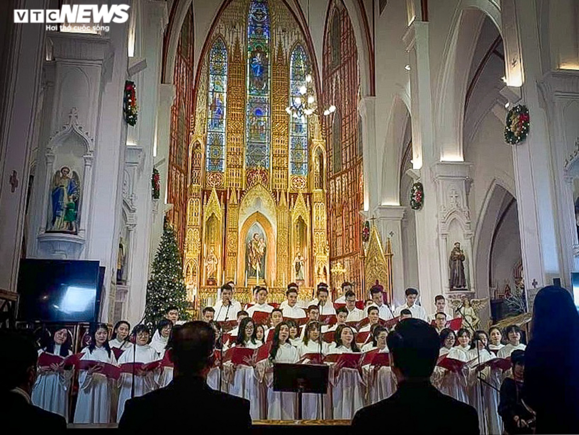 Đêm Noel ở Hà Nội: Nhà thờ lớn vắng lặng, hàng Mã ken đặc người - 10