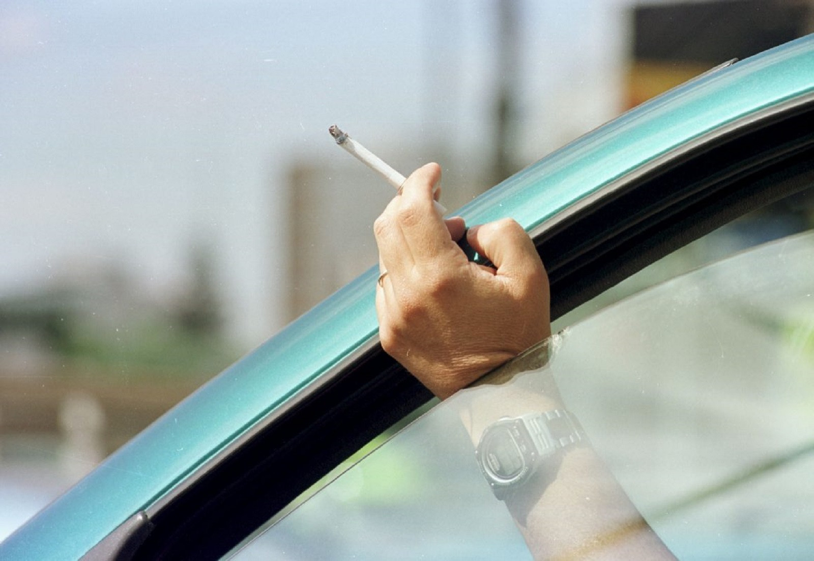 hút thuốc lá trong xe ô tô