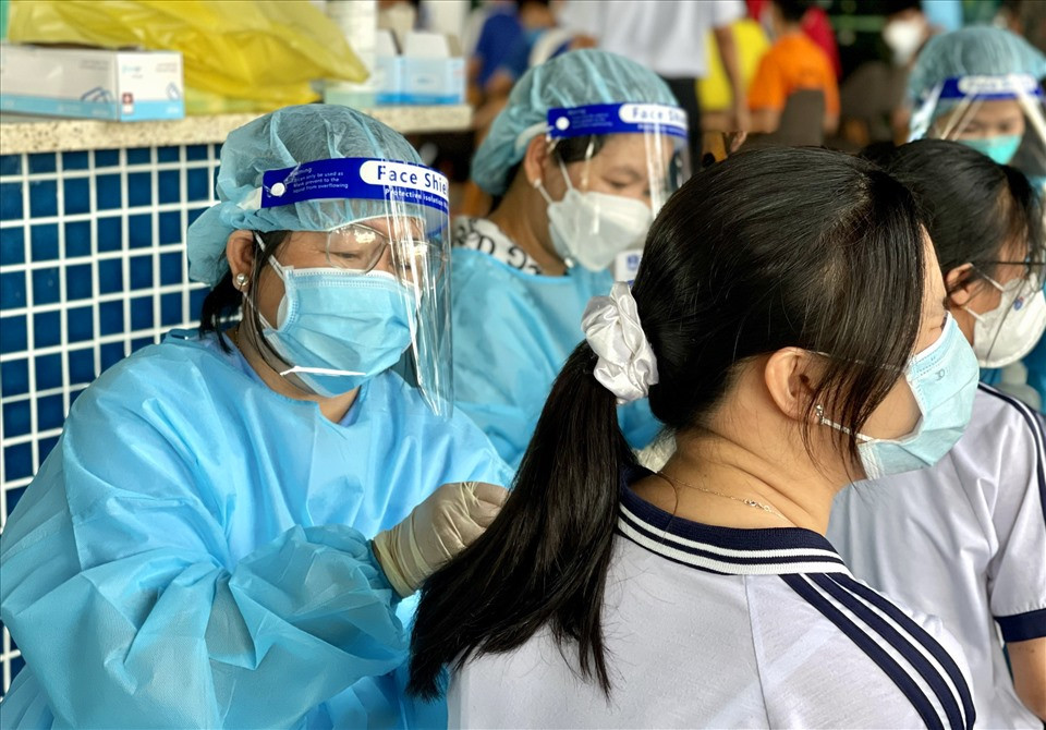 Theo TS.BS Trần Quang Hiền, mọi người nên tự nguyện tiêm đủ vaccine và áp dụng nghiêm biện pháp 5K để bảo vệ mình trước dịch COVID-19. Ảnh: LT