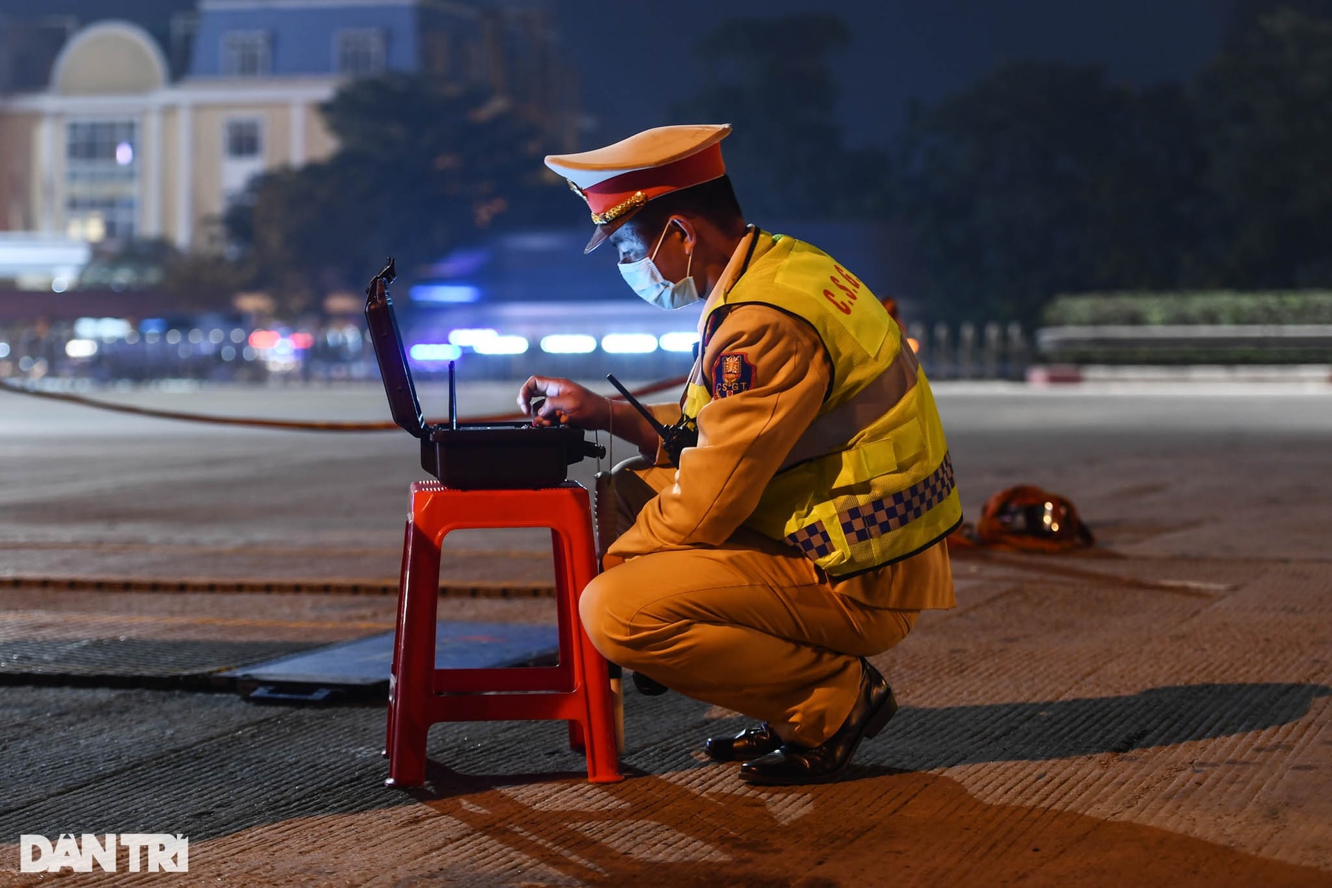 Xe siêu trường quá tải trọng tăng ga không hợp tác, uy hiếp CSGT ở Hà Nội - 15