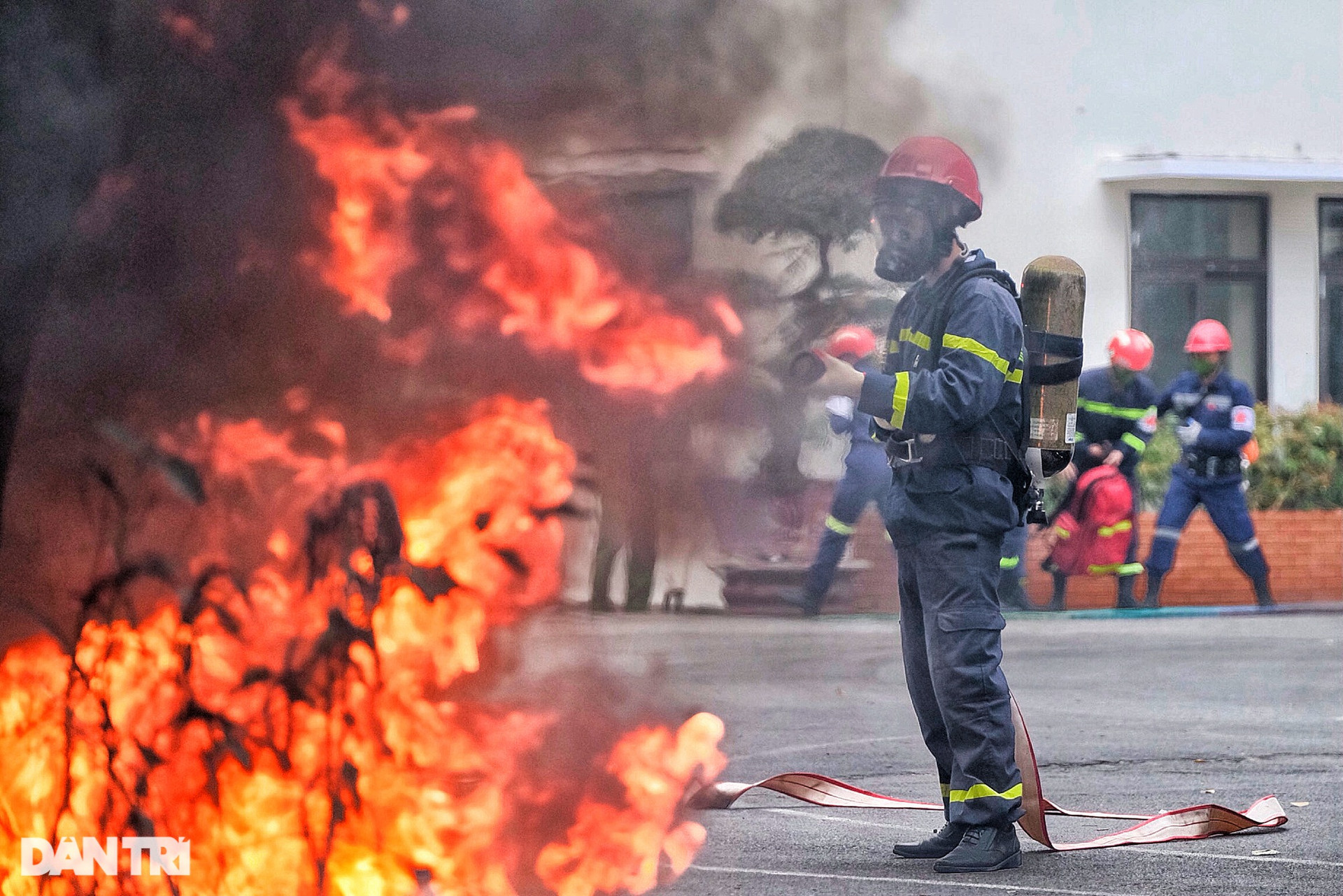 Lính cứu hỏa đu dây đưa người mắc kẹt thoát khỏi đám cháy cao tầng ở Hà Nội - 4