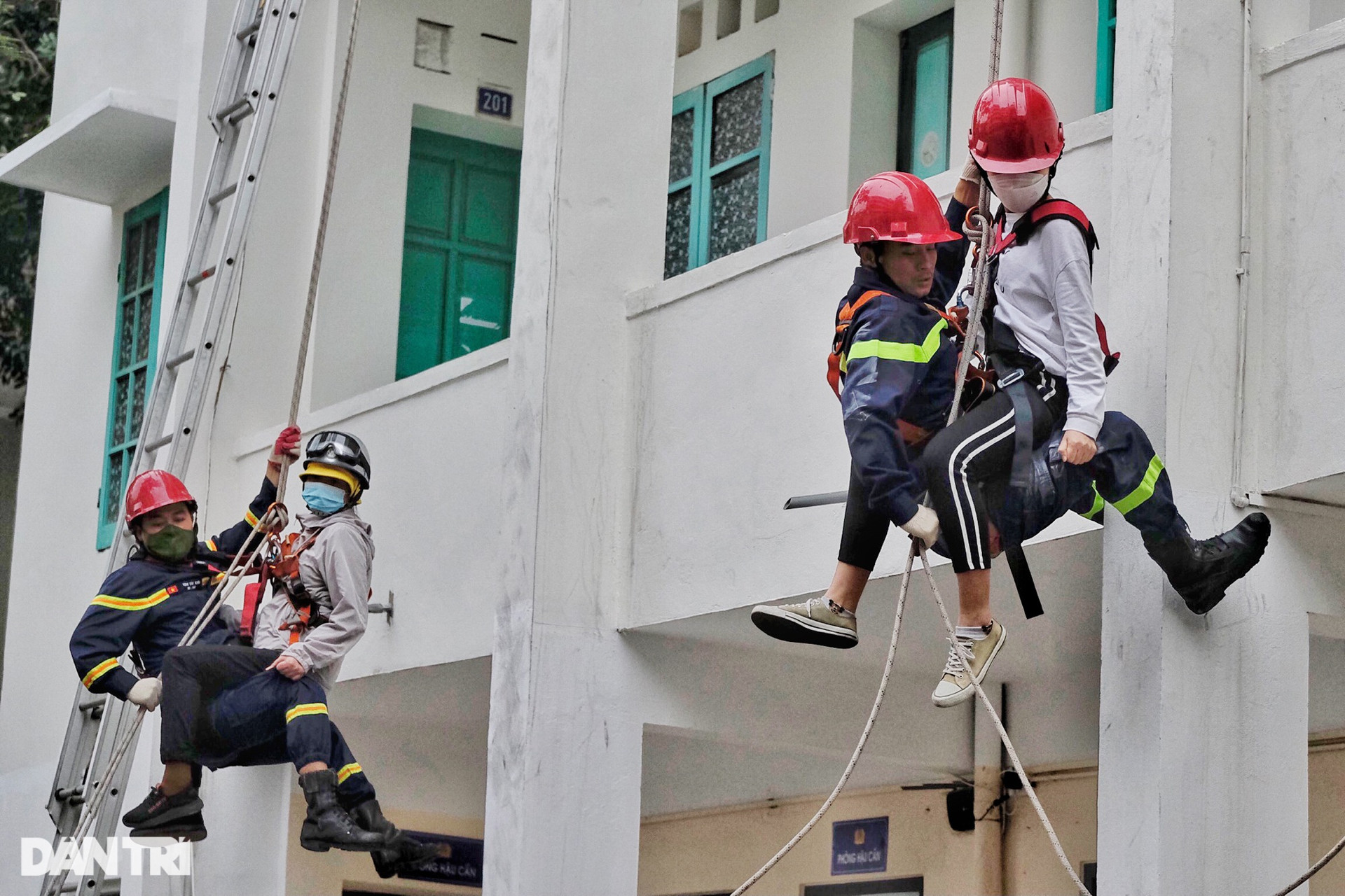 Lính cứu hỏa đu dây đưa người mắc kẹt thoát khỏi đám cháy cao tầng ở Hà Nội - 7