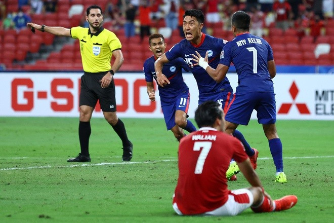 Trọng tài chính trận tuyển Singapore - tuyển Indonesia đã có nhiều quyết định gây tranh cãi. Ảnh: Getty