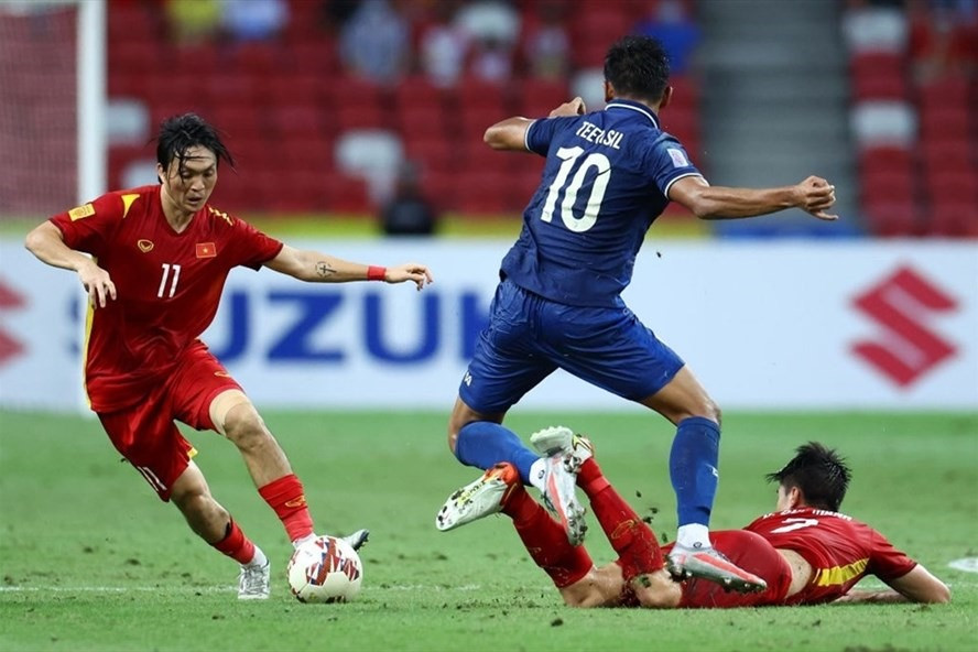 Tuấn Anh (trái) không ra sân trong đội hình xuất phát. Ảnh: AFP