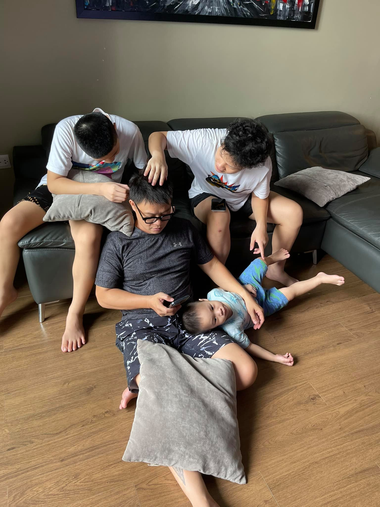 BTV Quang Minh hạnh phúc bên vợ và 4 con trai