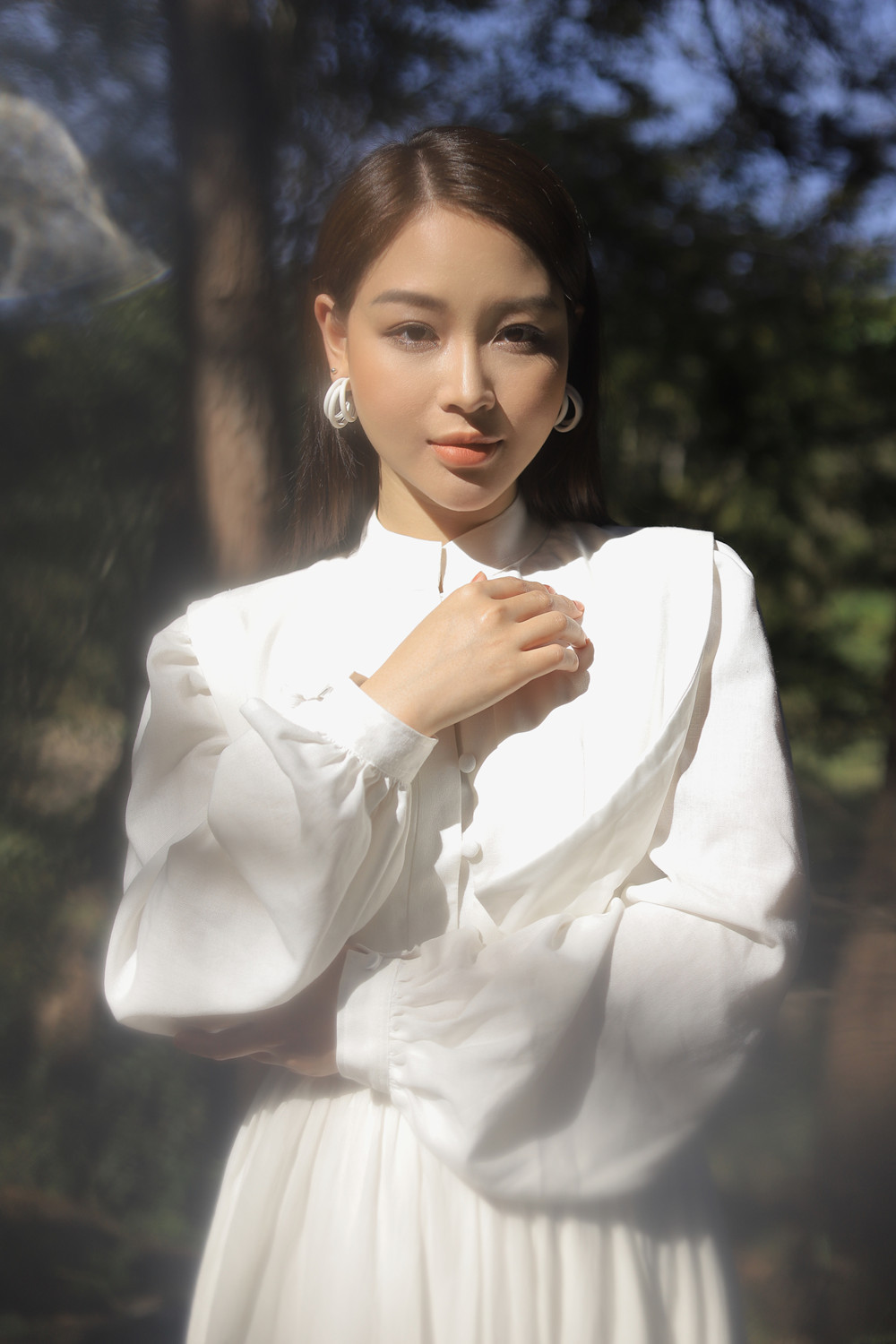 Bùi Dương Thái Hà hát về cô đơn trong MV đẹp như phim Hàn