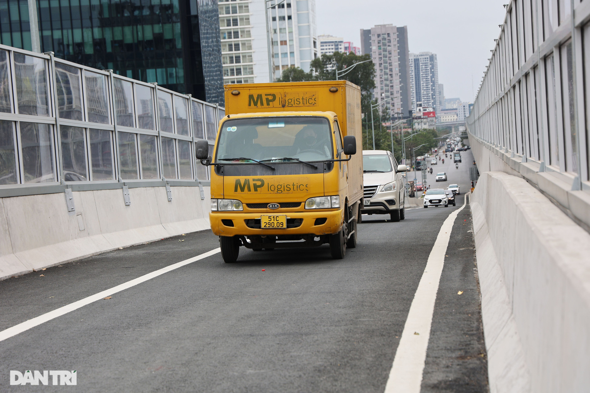 Chính thức thông xe hệ thống đường dẫn lên xuống cầu cạn dài nhất Hà Nội - 12