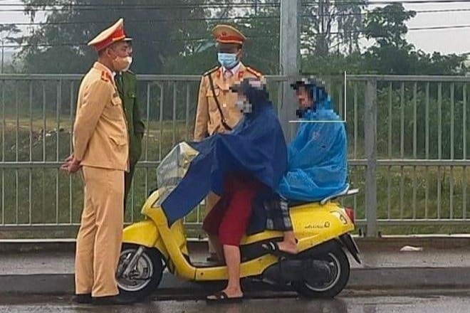 Ngăn người phụ nữ cùng con gái nghi định nhảy cầu tự tử - 2 Ngăn người phụ nữ cùng con gái nghi định nhảy cầu tự tử - 2