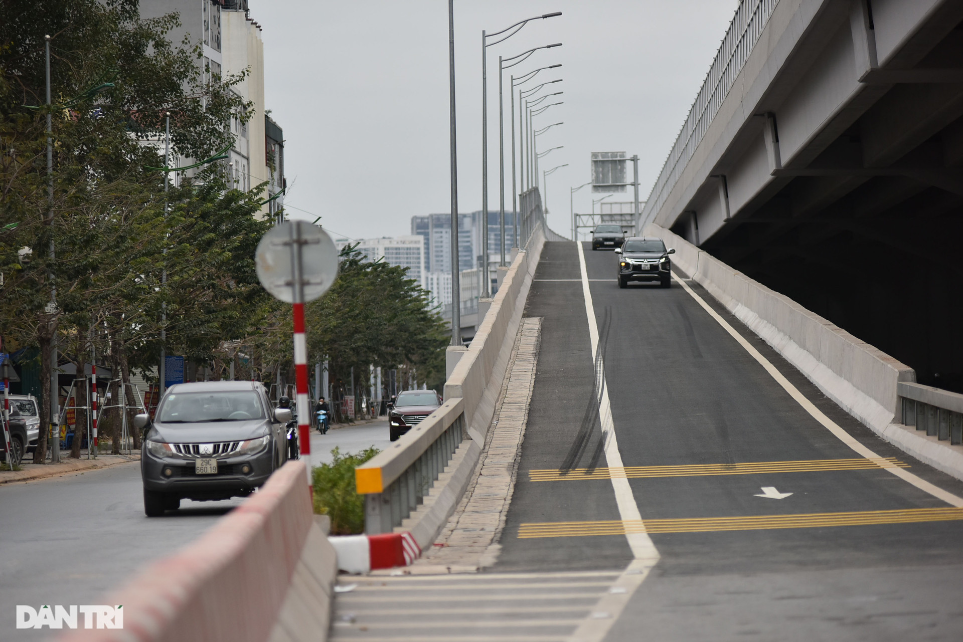 Chính thức thông xe hệ thống đường dẫn lên xuống cầu cạn dài nhất Hà Nội - 4