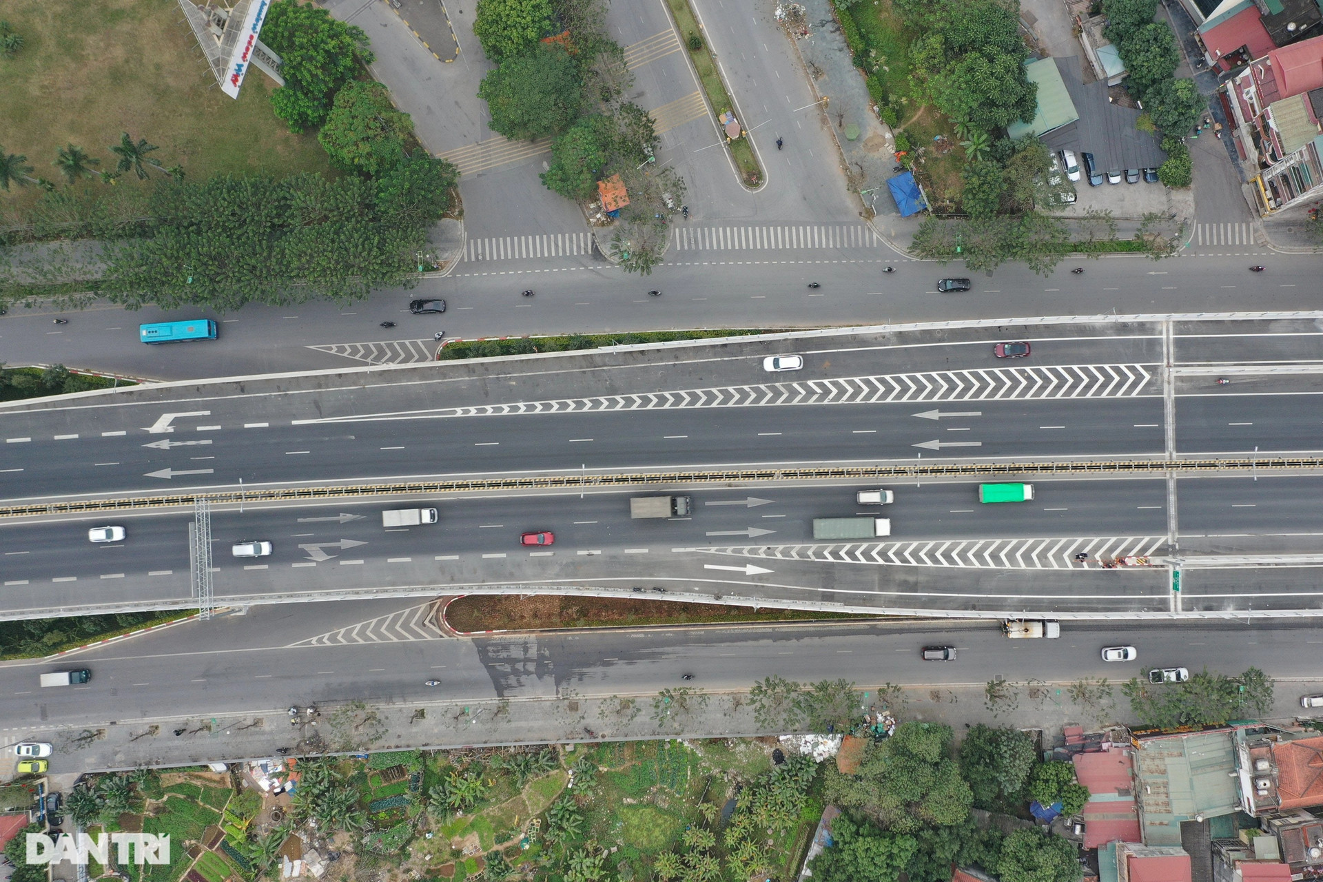 Chính thức thông xe hệ thống đường dẫn lên xuống cầu cạn dài nhất Hà Nội - 16