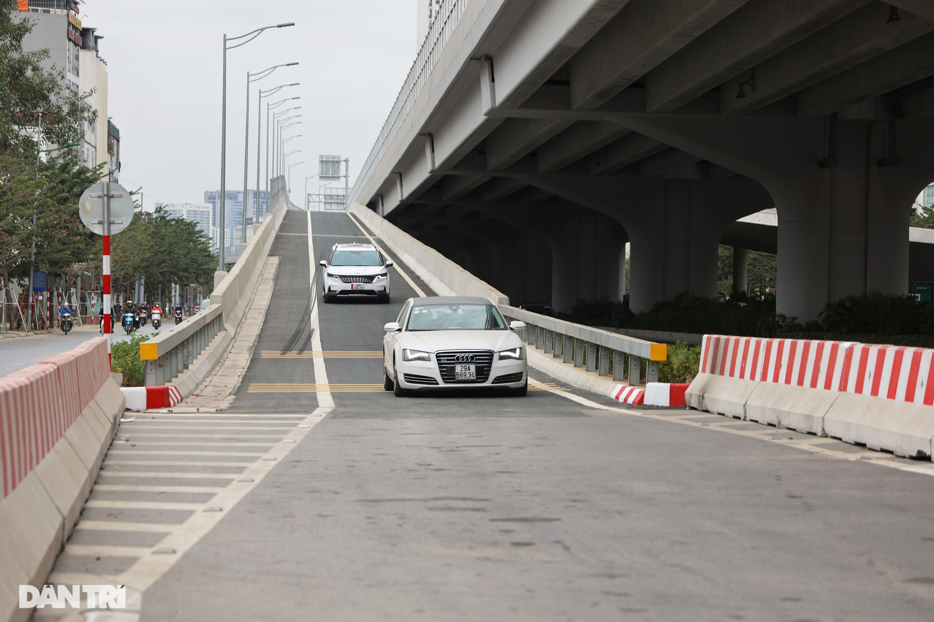 Chính thức thông xe hệ thống đường dẫn lên xuống cầu cạn dài nhất Hà Nội - 8