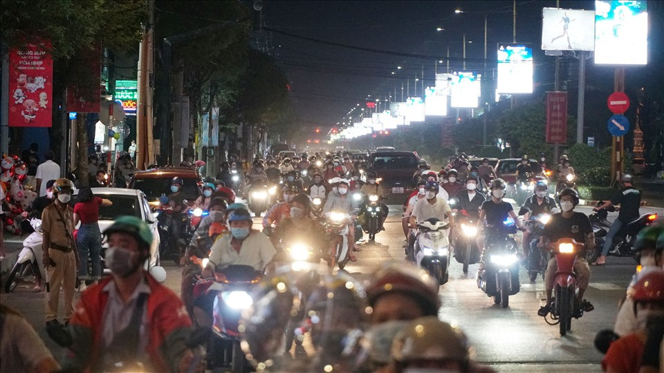 Hình ảnh đường phố Cần Thơ đông nghẹt ngày 24.12. Ảnh: Tạ Quang.