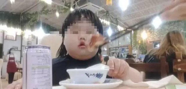 Bé gái 3 tuổi bị mẹ ép quay clip ăn uống mukbang để kiếm tiền từ video, xem hình ảnh hiện tại mà thấy sốc, xót giùm cho đứa trẻ-3