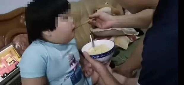 Bé gái 3 tuổi bị mẹ ép quay clip ăn uống mukbang để kiếm tiền từ video, xem hình ảnh hiện tại mà thấy sốc, xót giùm cho đứa trẻ-4