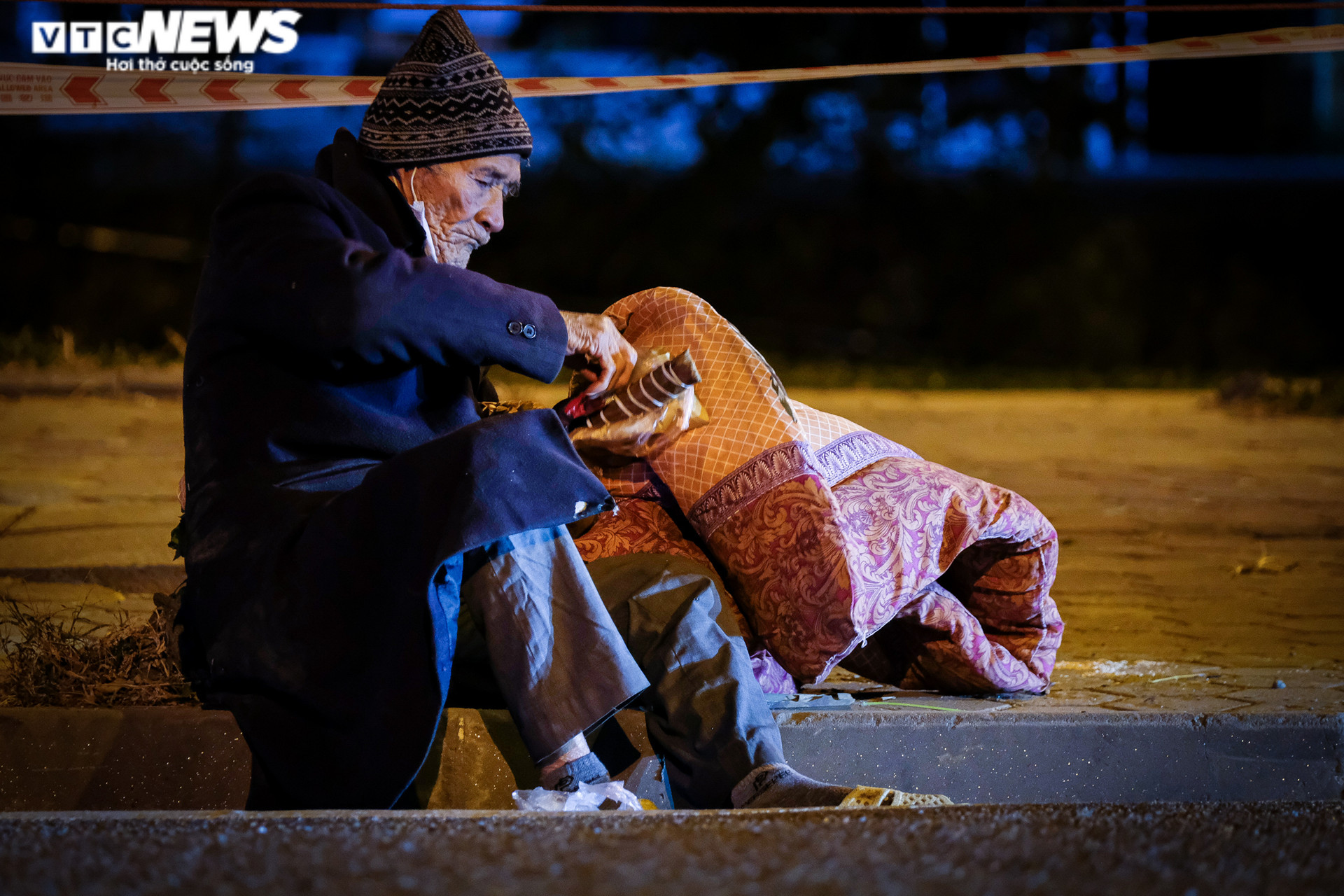 Người vô gia cư co ro đốt lửa, trùm chăn ngủ vỉa hè trong cái rét thấu xương - 6