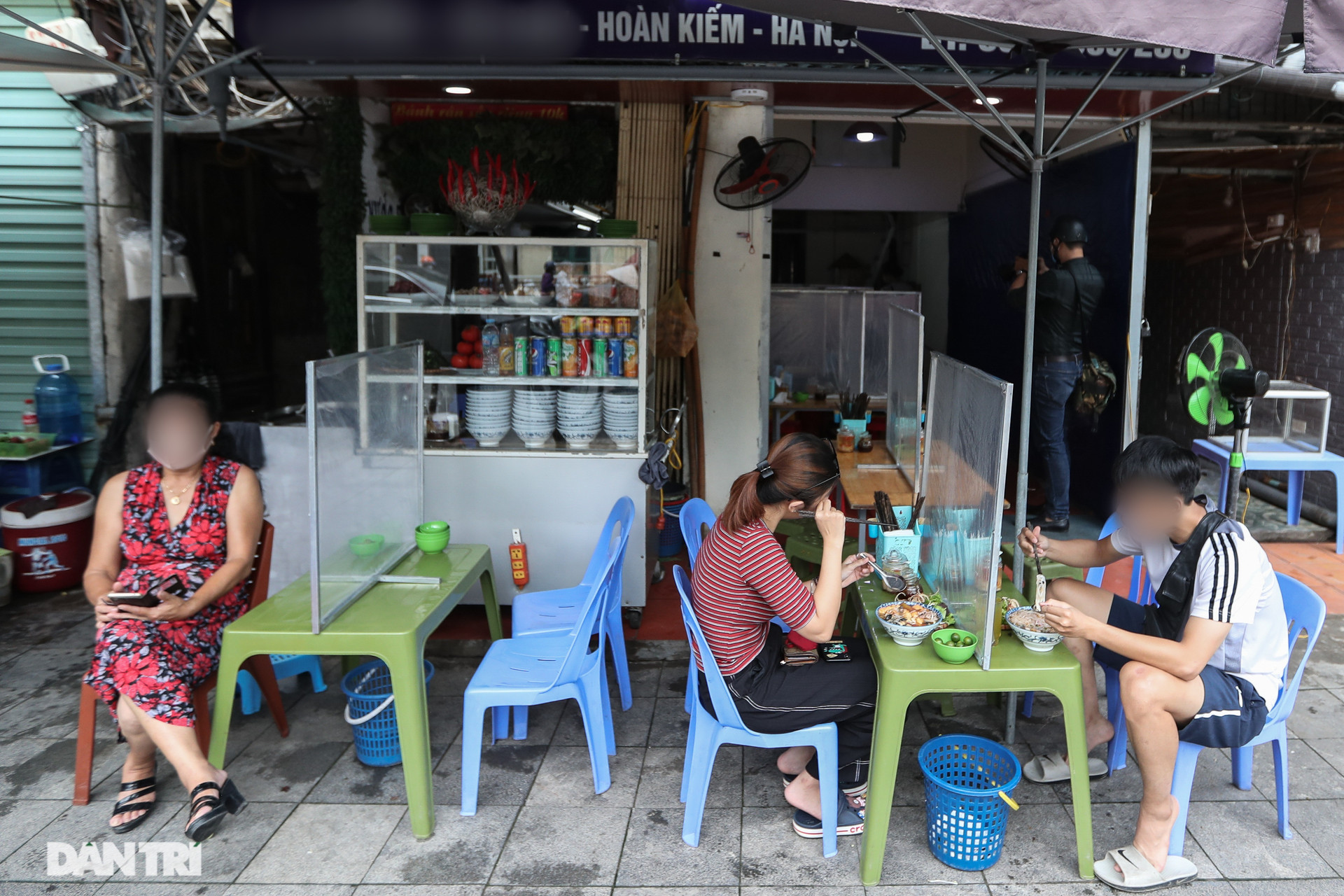 Hà Nội cho phép quận Hoàn Kiếm sử dụng hè phố kinh doanh hàng ăn uống - 1