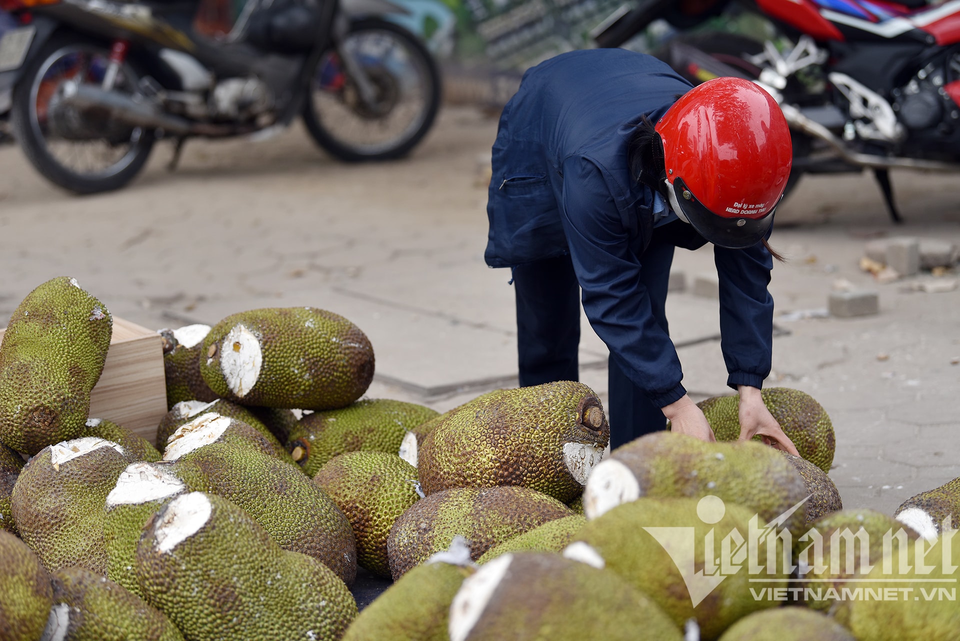 Mít Thái tràn về Hà Nội, giá rẻ ê hề chất đống đầy vỉa hè