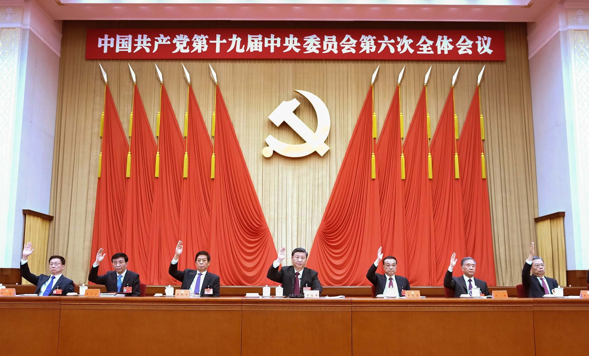 Chủ tịch Trung Quốc Tập Cận Bình cùng Ban Thường vụ Bộ Chính trị Đảng Cộng sản Trung Quốc tại Hội nghị Trung ương 6 khóa XIX Đảng Cộng sản Trung Quốc. (Nguồn: Tân hoa xã/Getty Images)