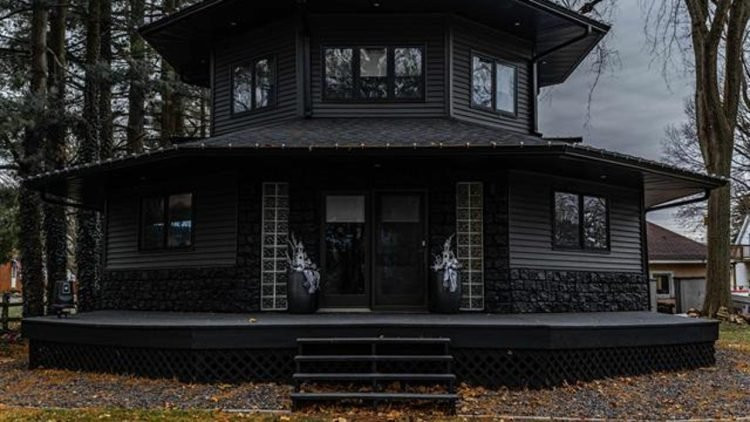 Độc đáo căn nhà hình bát giác từ trong ra ngoài đều đen