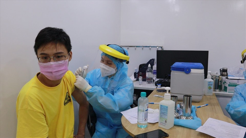 Người dân được tiêm vaccine mũi cơ bản. Ảnh: Nguyễn Ly