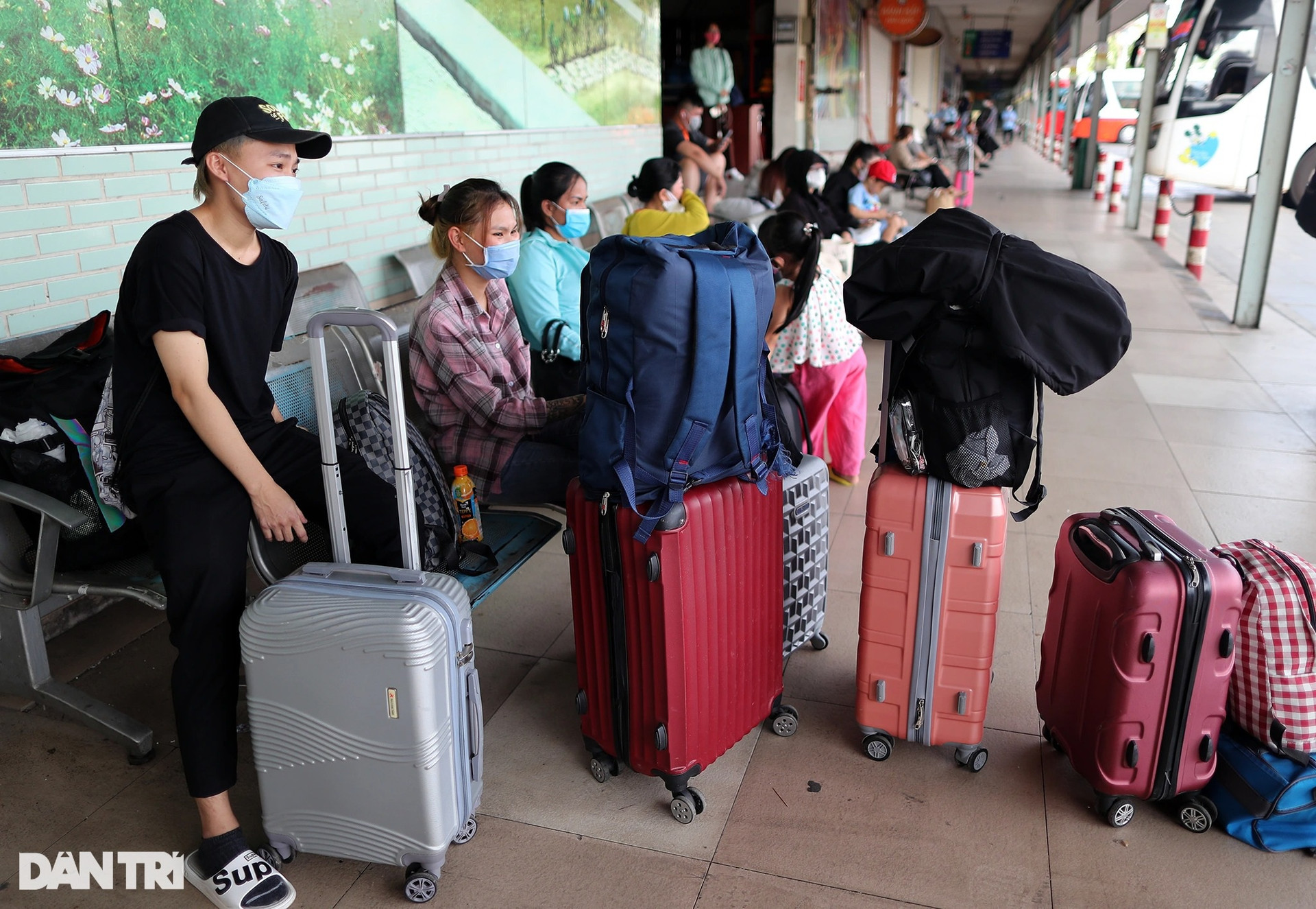 Sân bay Tân Sơn Nhất nhộn nhịp, bến tàu xe ở TPHCM vắng vẻ chiều cuối năm - 4