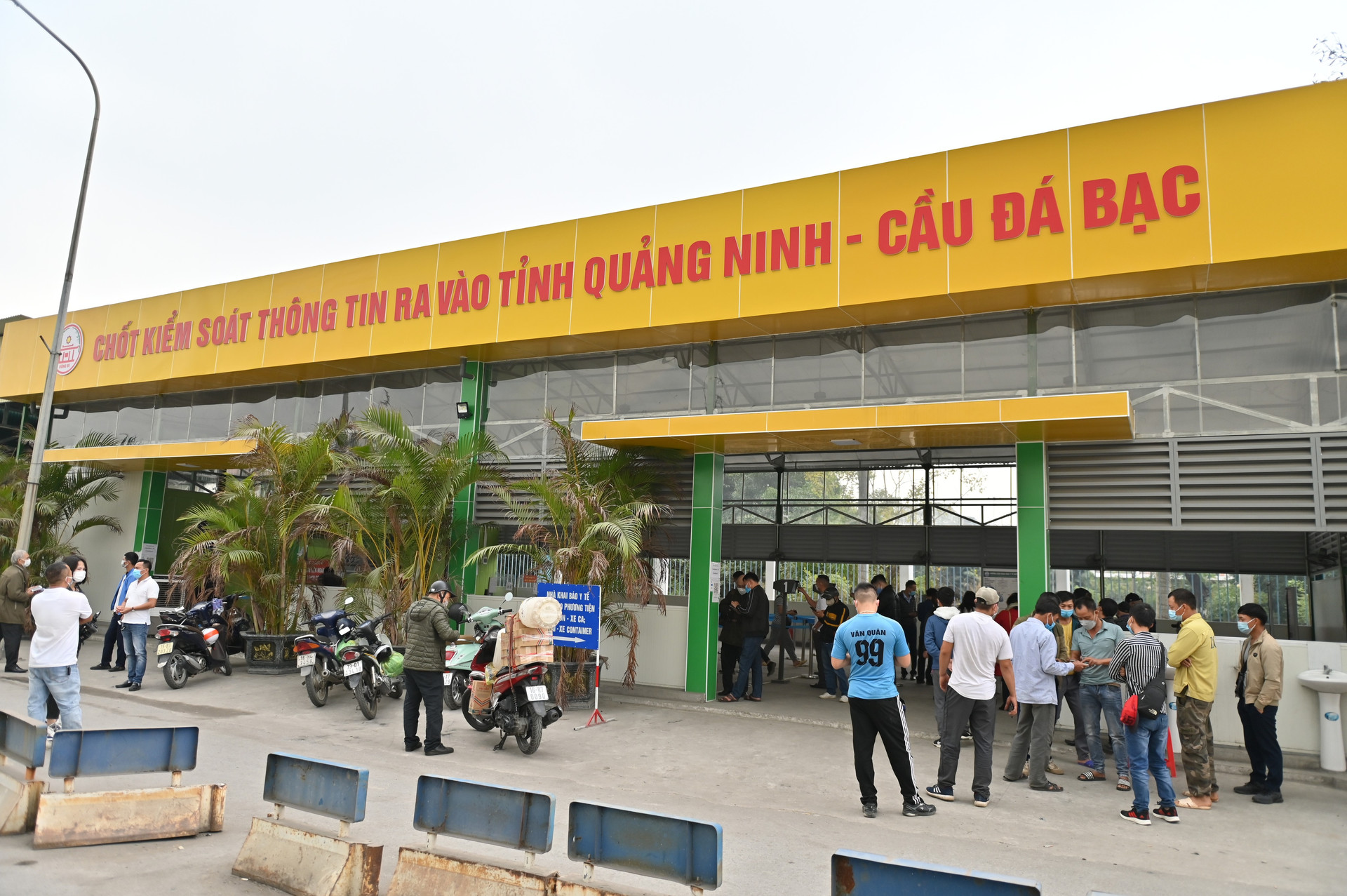 TP Uông Bí nói việc lỗi phần mềm khiến người dân khai báo y tế khó khăn - 3