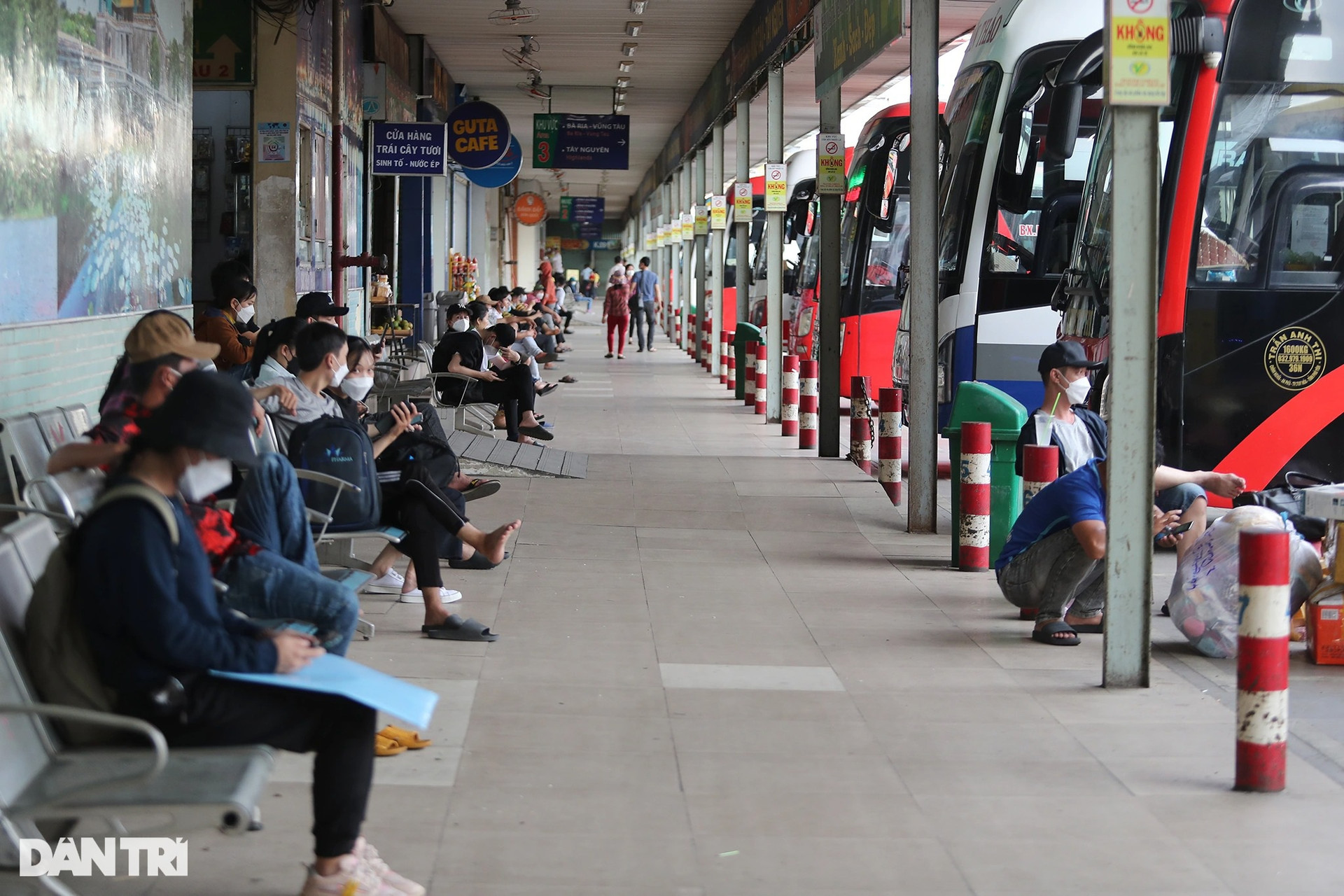Sân bay Tân Sơn Nhất nhộn nhịp, bến tàu xe ở TPHCM vắng vẻ chiều cuối năm - 6