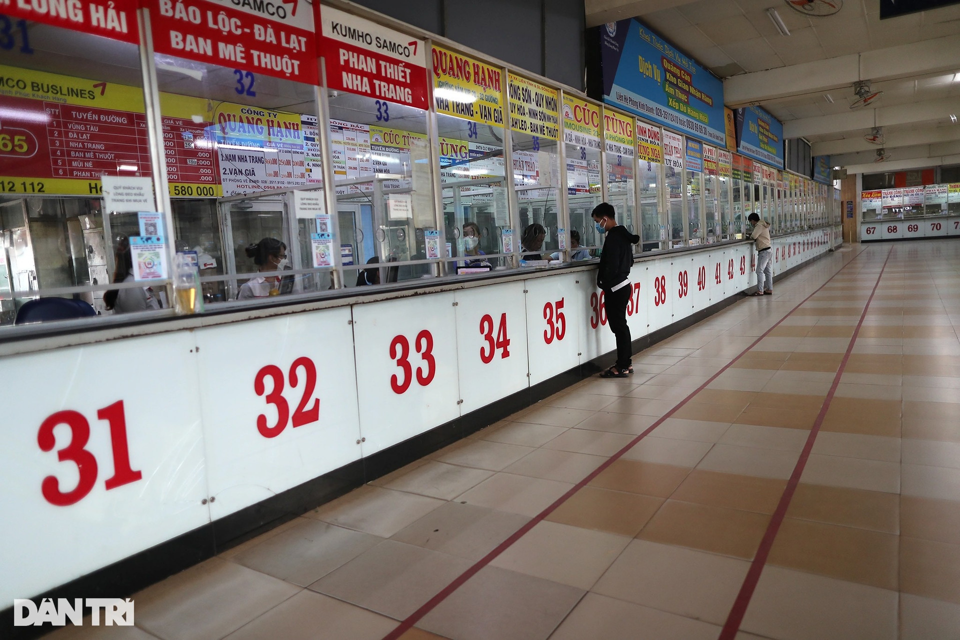 Sân bay Tân Sơn Nhất nhộn nhịp, bến tàu xe ở TPHCM vắng vẻ chiều cuối năm - 3