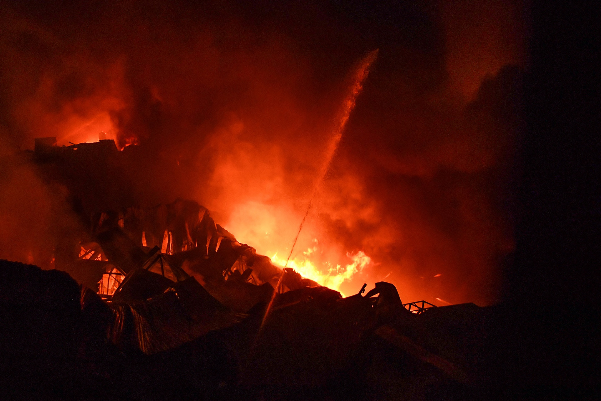 Hiện trường vụ cháy gần chợ Ninh Hiệp, nhiều tấn hàng Tết đã hóa thành tro - 9