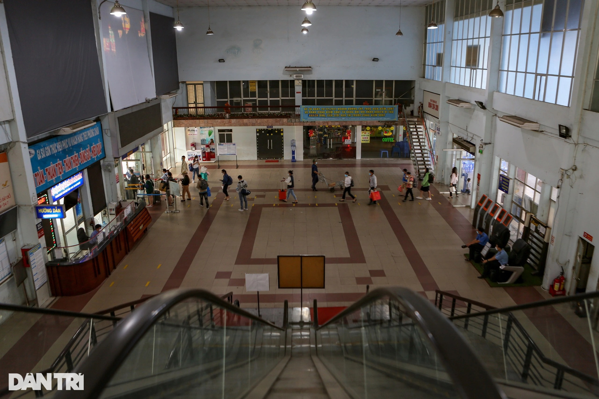 Sân bay Tân Sơn Nhất nhộn nhịp, bến tàu xe ở TPHCM vắng vẻ chiều cuối năm - 7