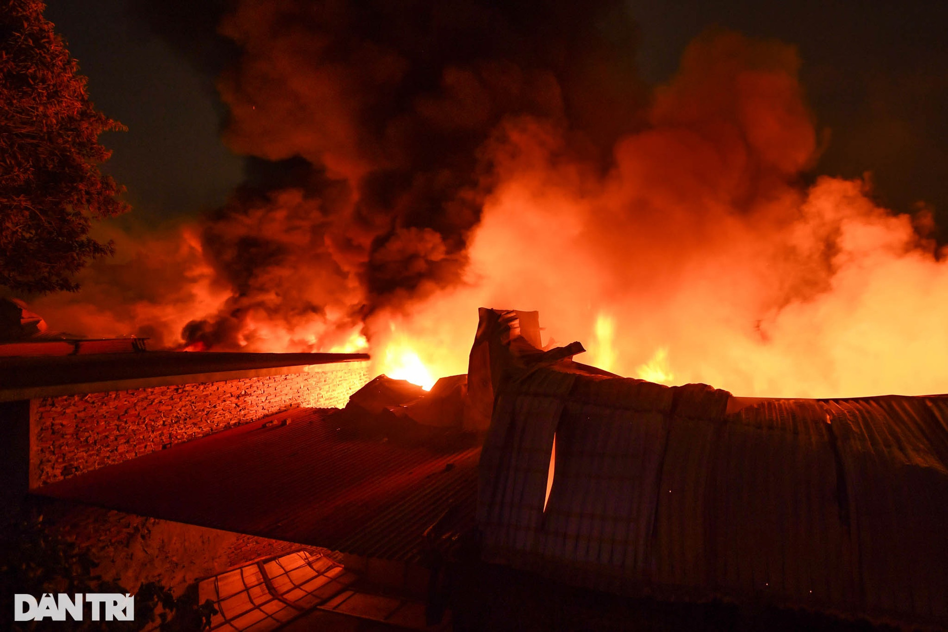 Hiện trường vụ cháy gần chợ Ninh Hiệp, nhiều tấn hàng Tết đã hóa thành tro - 2