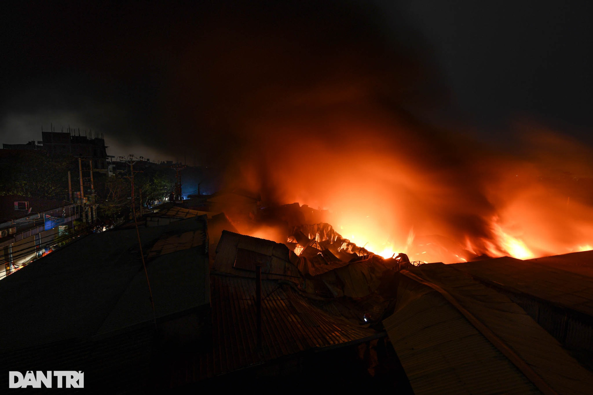 Hiện trường vụ cháy gần chợ Ninh Hiệp, nhiều tấn hàng Tết đã hóa thành tro - 8