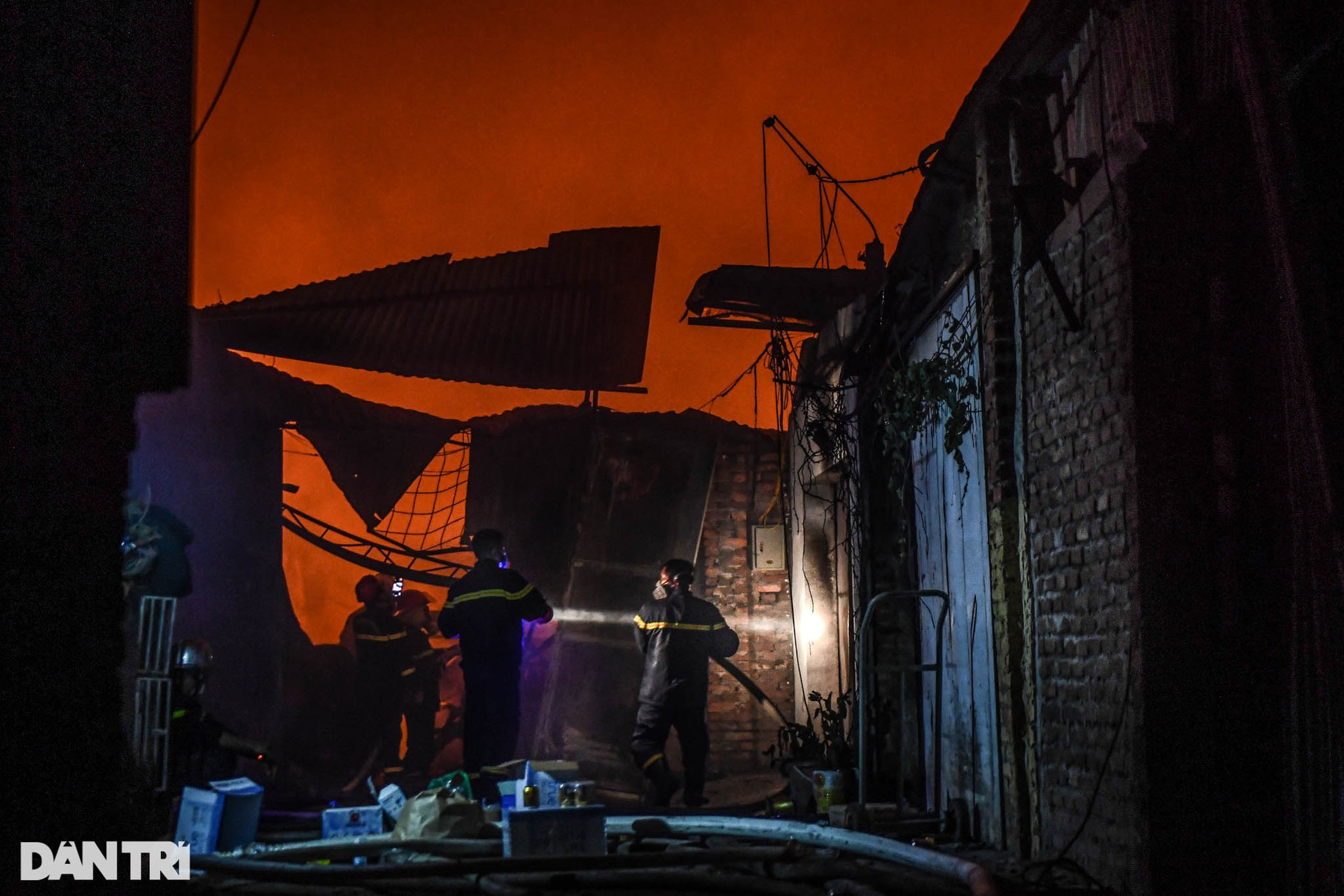 Hiện trường vụ cháy gần chợ Ninh Hiệp, nhiều tấn hàng Tết đã hóa thành tro - 11