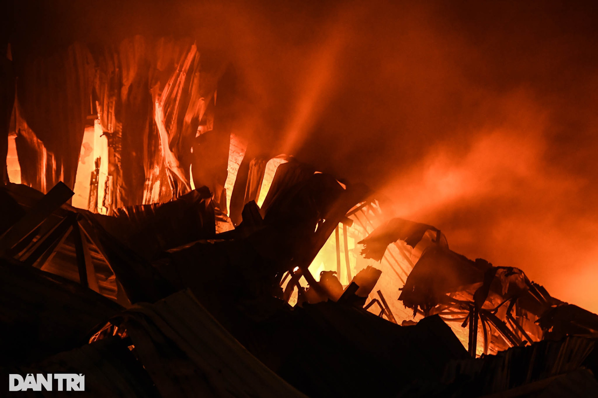 Hiện trường vụ cháy gần chợ Ninh Hiệp, nhiều tấn hàng Tết đã hóa thành tro - 10