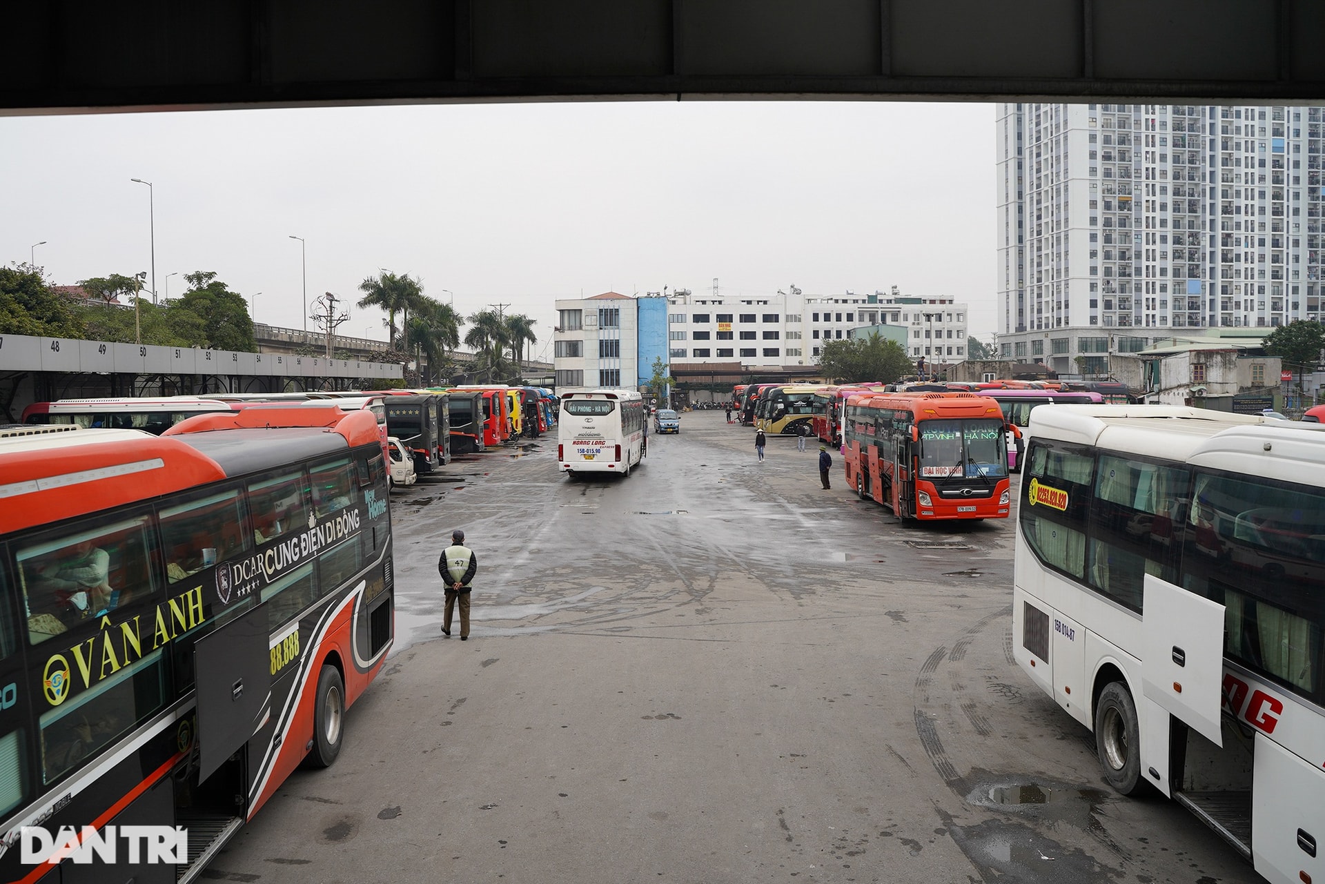 Bến xe vắng khách, cửa ngõ Thủ đô thông thoáng chiều ngày cuối năm 2021 - 9